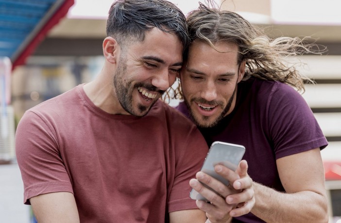 Comment choisir son application mobile gay pour faire des rencontres à l'étranger ?